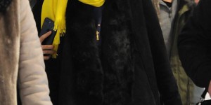 Cecilia Cheung’s outfit is too fashionable (wearing an orange sweatshirt and black crotchless pants doesn’t look like a mother)