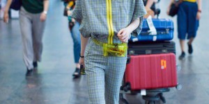 Bao Wenjing and her daughter are in the same frame at the airport, wearing a white T-shirt and denim flared pants (casual and low-key but very young)