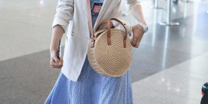 Shen Mengchen dresses up too girly (black T-shirt and A-line skirt show off her figure, and the pink bag is so sweet)