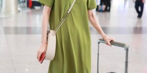 Xu Qing breaks the age limit (T-shirt dress and hot pink sneakers become a little girl at the age of 51)