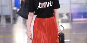 Bao Wenjing is just so thin that she can show off her waist by wearing a black T-shirt (with white pants for a refreshing look)