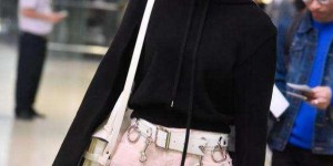 The long-sleeved T-shirt is a bit faded (wear a chic and novel black sweatshirt to easily create an eye-catching look)