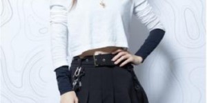 Yang Ying is so good at dressing up in a black pleated skirt + white T-shirt (how does this look like a 32-year-old mother)
