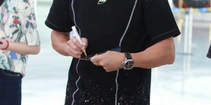 The 50-year-old Wu Qilong does not look old at all (wearing a black sweatshirt and jeans is casual but looks young)