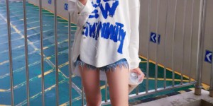 Xiao Miyue Chai Wei wears a white T-shirt and a brown leather skirt (she looks like Brigitte Lin’s biological daughter)