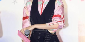 Liu Mintao is becoming more and more girly (the bear sweater and pleated skirt are pink and age-reducing, and the pink color is so gentle)