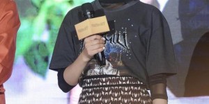 辛芷蕾不但会选发型更懂时尚（深色T恤配半裙减龄又高级）