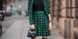 T-shirts are suitable for wearing with short skirts in summer (they look too young and look good with any combination)