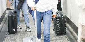 Yuan Quanzhen knows how to dress up in a white sweatshirt and baseball cap (like a college student returning home for vacation)