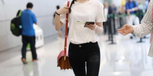 宋轶拳击辫少女感十足纯白T恤搭配牛仔裤（简单单品穿出时尚感）