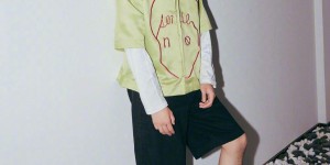 Wu Lei wears a gray hooded sweatshirt with a baseball cap of the same color (comfortable and casual, showing a sunny boyish style)