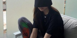 25-year-old Song Yanfei’s recent outfit (a two-piece red and black T-shirt set is a must-have for a vibrant holiday)