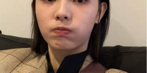 Zhao Jiali is worthy of her temperament in a fine suit with a black T-shirt and black pants (she shows off her charm casually)