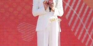 Liu Tao really doesn’t play by the rules (the black suit is paired with a hooded sweater to look casual but very fashionable)