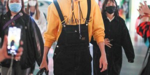 Boyfriend idol Chen Youwei wears a black T-shirt and jeans (the sunny smile is contagious)