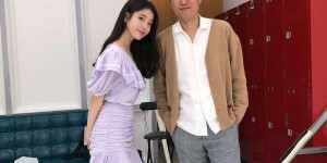 The outfit depends on the face series. IU wears a loose and unfitting T-shirt (it doesn’t look sloppy but looks very sweet)