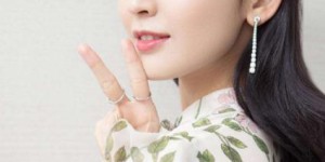 28-year-old Guli Nazha knows fashion very well (the most conspicuous among the crowd is a white T-shirt and bright purple split pants)