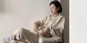 Zhou Yutong’s handsome private wear blue logo sweatshirt paired with gray sweatpants (interpretation of a spontaneous and playful girl)