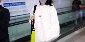 Tang Wei is really real. She looks very chic in a sweater without makeup (but she doesn’t look like a star)