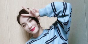 The queen of waistcoat line Yuan Shanshan is here in her private clothes (beige sweatshirt paired with denim shorts shows youthful vitality)