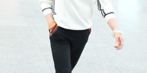 Liu Xiaoqing is very confident wearing a red T-shirt and black leather boots (it’s energetic and fashionable to look like a 66-year-old)