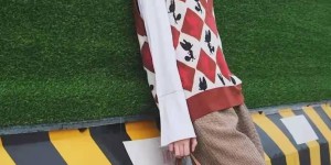 Qiao Xin is indeed a fashionista (wearing a leather jacket and a pink T-shirt when walking to the airport looks sweet, sassy and beautiful)