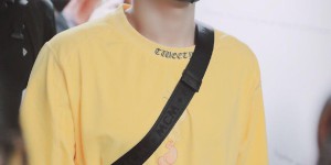 What pants should a yellow T-shirt match with for men (a yellow T-shirt paired with gray casual pants exudes youthful vitality)