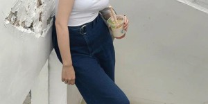This is how you should wear the white T+ jeans on the street (it’s more fashionable and widens the gap between you and ordinary people)