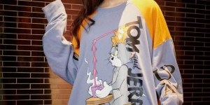 Who says sweatshirts are outdated (this combination is super practical in spring)