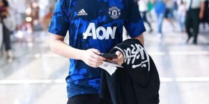 Manchester United T-shirt + sweatpants are low-key and fashionable (my wife’s long legs are very eye-catching)