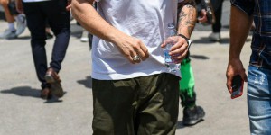 A white T-shirt worth dozens of yuan can also create a fashionable look (it will look outstanding in summer)