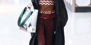 Printed sweatshirt and bell-bottom pants are super young (looking twenty years old again)