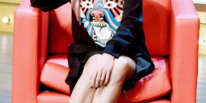 Wearing an orange sweatshirt and sack pants looks refreshing and reduces your age (fair skin steals the spotlight)