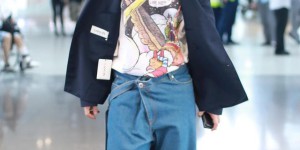 What pants look good with a polo shirt for men (a white polo shirt is elegant and elegant, paired with overalls is fashionable and neat)