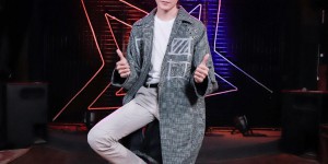 What kind of pants does a yellow T-shirt go with for men? (Wearing a yellow T-shirt with jeans today, the nine-headed body ratio is too eye-catching)