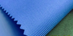 Is it better to wear a PVC apron or an Oxford cloth apron?