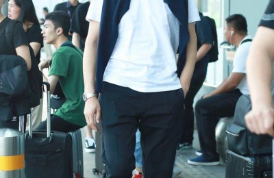 A suit + white T-shirt is also very fashionable (wearing this way shows off the masculine temperament)