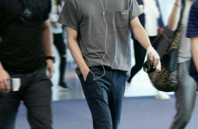 A gray T-shirt is inconspicuous (people with good clothes like to wear it this way)