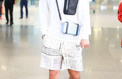 Black T + white pants are very eye-catching (this combination will make you turn heads in summer)