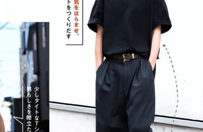 The black T-shirt is simple but not monotonous (the style is full of fashion sense)