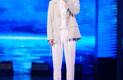 Wear a white T-shirt for a trendy look (these styles are worth learning from)