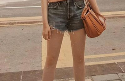 It is popular this year to wear a T-shirt without tucking the waistband (it is also fashionable and suitable for making you look slimmer and slightly fatter)