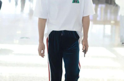 T-shirts are always one size larger and are very fashionable (this time the hairstyle steals the spotlight)