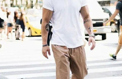 Khaki pants + white T-shirts are a must-have in summer (worn according to these matching ideas to greatly reduce the chance of being tripped)