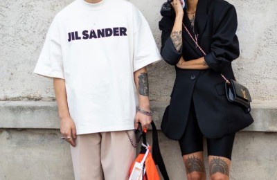 Men who are not in good shape should wear tight-fitting T-shirts (the loose fit is fashionable and covers the flesh, even if you have a small belly, you are not afraid)