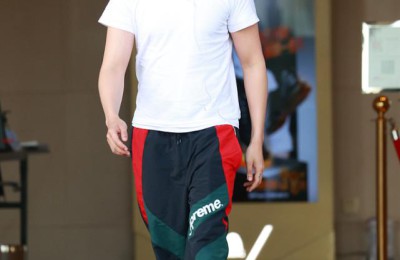 White T + sweatpants are very trendy (this body looks very tough)