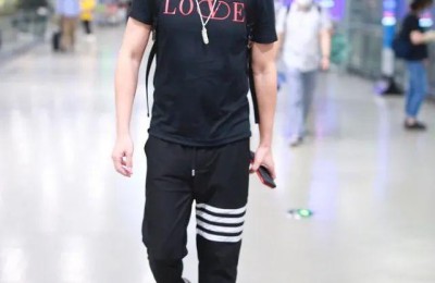 Stylish look: a pair of sweatpants and a T-shirt (dress in a trendy male style)