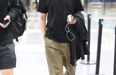 The simple T-shirt looks trendy (he is worthy of being an ageless male god)