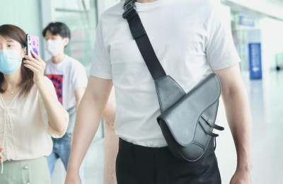 T-shirt + high-waisted pants show off long legs (the body is so perfect)