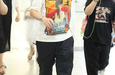 T-shirt creates a trendy center-parted hairstyle that is eye-catching (full of retro style)